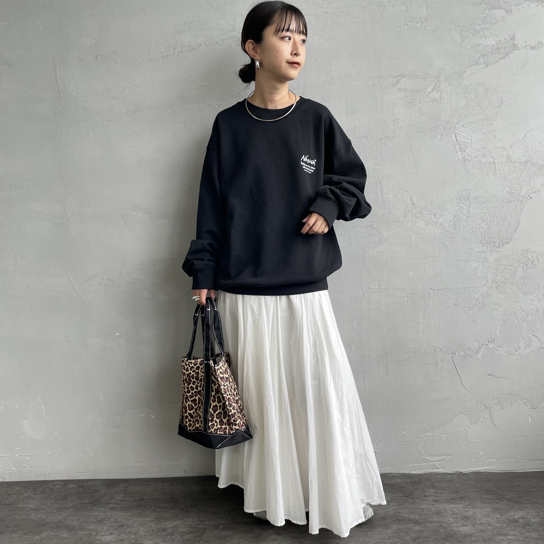 JEANSFACTORY × NANGA [ジーンズファクトリー × ナンガ] 別注 ヒストリーロゴ バックプリントスウェット [NW2506-JF] BLACK &&モデル身長：150cm 着用サイズ：S&&