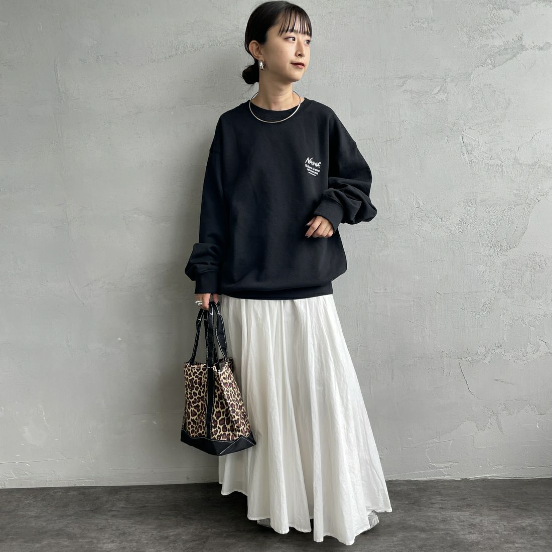 JEANSFACTORY × NANGA [ジーンズファクトリー × ナンガ] 別注 ヒストリーロゴ バックプリントスウェット [NW2506-JF] BLACK &&モデル身長：150cm 着用サイズ：S&&