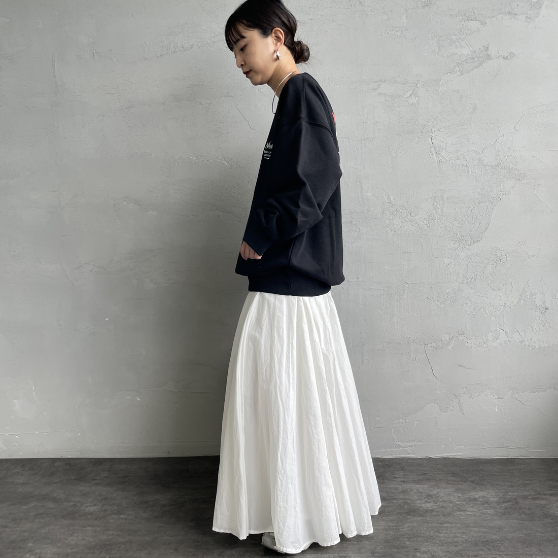 JEANSFACTORY × NANGA [ジーンズファクトリー × ナンガ] 別注 ヒストリーロゴ バックプリントスウェット [NW2506-JF] BLACK &&モデル身長：150cm 着用サイズ：S&&