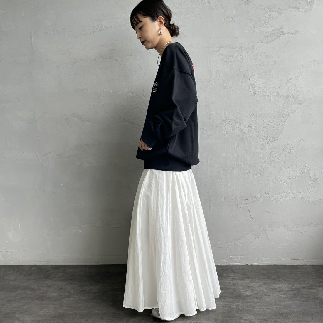 JEANSFACTORY × NANGA [ジーンズファクトリー × ナンガ] 別注 ヒストリーロゴ バックプリントスウェット [NW2506-JF] BLACK &&モデル身長：150cm 着用サイズ：S&&