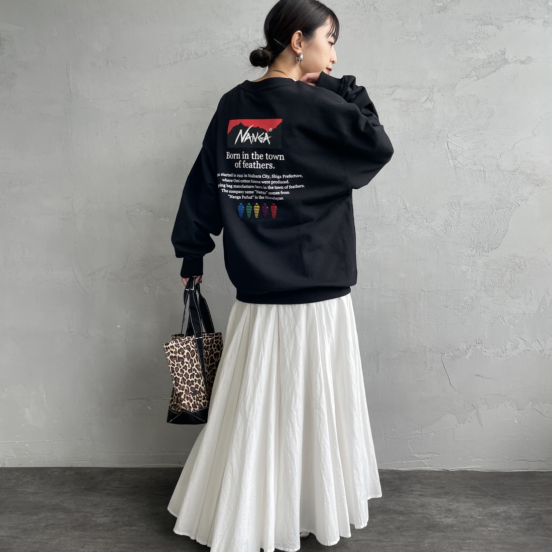 JEANSFACTORY × NANGA [ジーンズファクトリー × ナンガ] 別注 ヒストリーロゴ バックプリントスウェット [NW2506-JF] BLACK &&モデル身長：150cm 着用サイズ：S&&