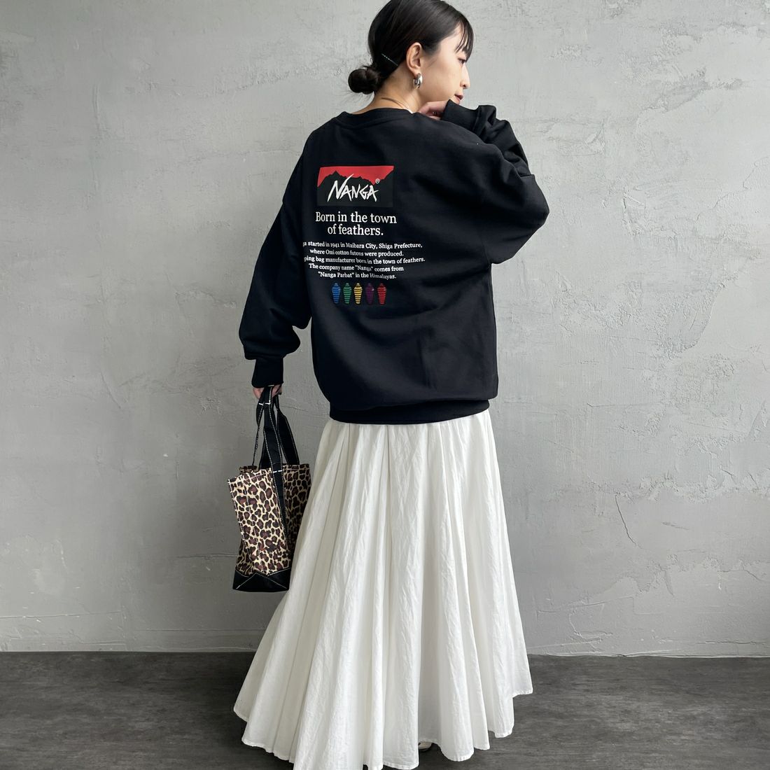 JEANSFACTORY × NANGA [ジーンズファクトリー × ナンガ] 別注 ヒストリーロゴ バックプリントスウェット [NW2506-JF] BLACK &&モデル身長：150cm 着用サイズ：S&&