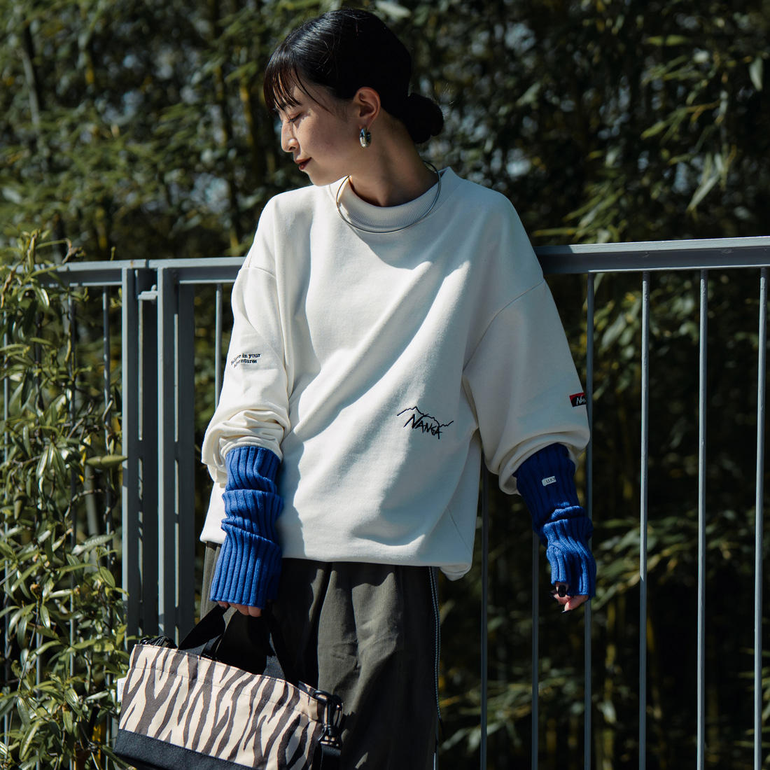 JEANSFACTORY × NANGA [ジーンズファクトリー × ナンガ] 別注 ワンポイント刺繍ロゴ ドローコードスウェット [NW2507-JF] WHITE &&モデル身長：150cm 着用サイズ：S&&