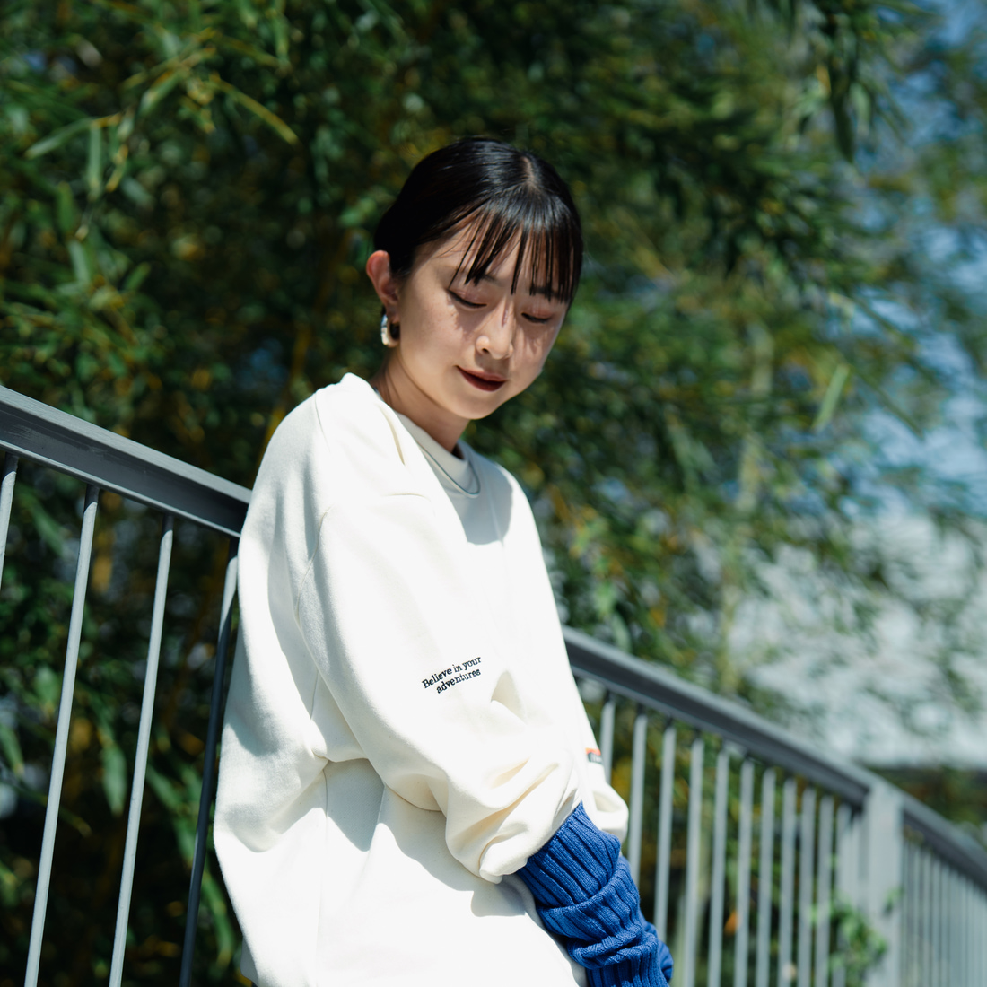 JEANSFACTORY × NANGA [ジーンズファクトリー × ナンガ] 別注 ワンポイント刺繍ロゴ ドローコードスウェット [NW2507-JF] WHITE &&モデル身長：150cm 着用サイズ：S&&