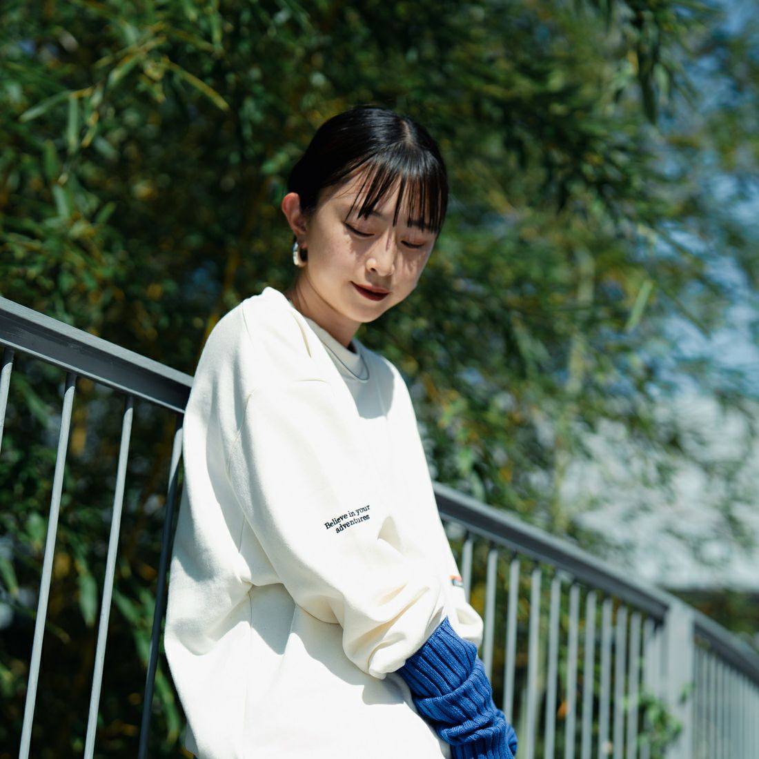 JEANSFACTORY × NANGA [ジーンズファクトリー × ナンガ] 別注 ワンポイント刺繍ロゴ ドローコードスウェット [NW2507-JF] WHITE &&モデル身長：150cm 着用サイズ：S&&