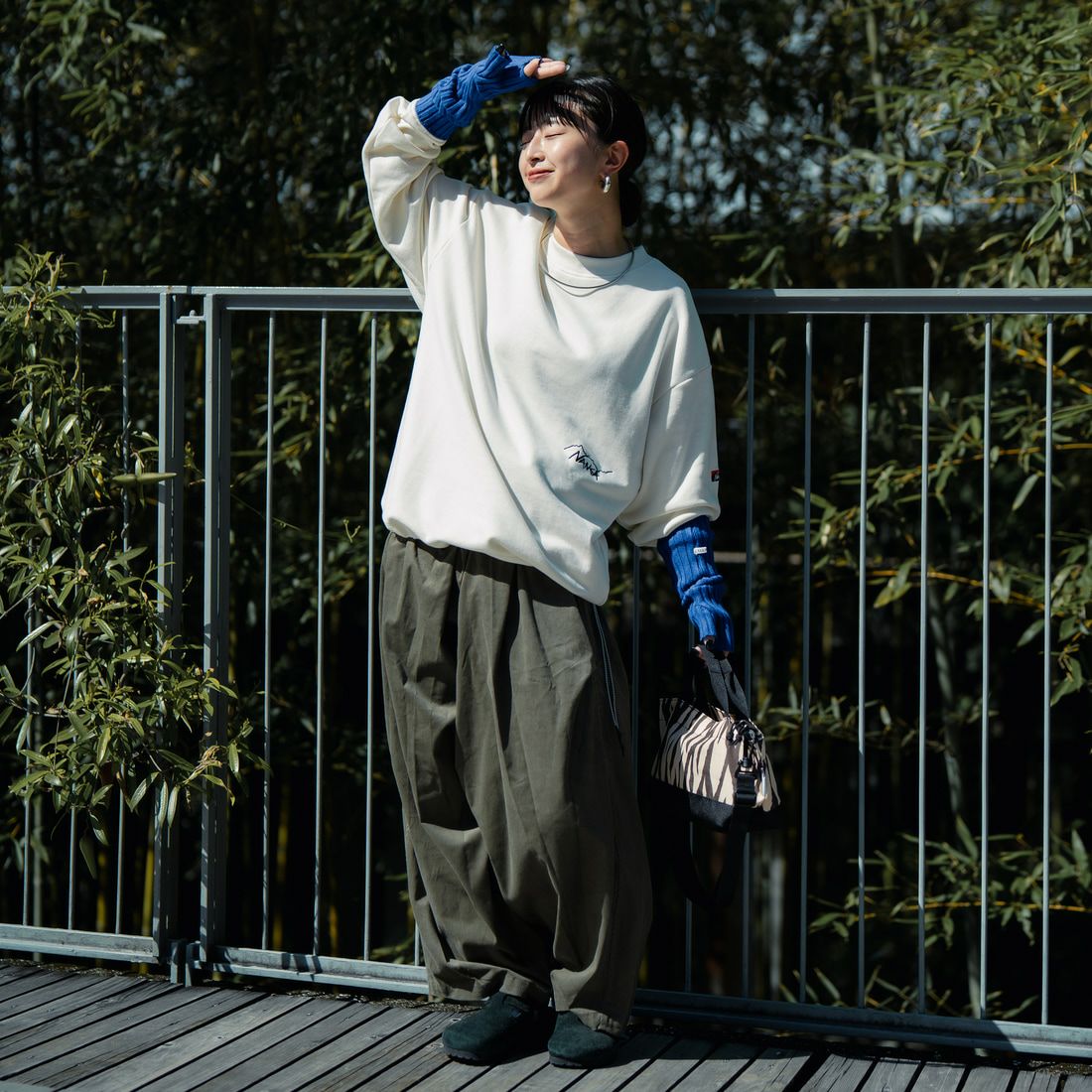 JEANSFACTORY × NANGA [ジーンズファクトリー × ナンガ] 別注 ワンポイント刺繍ロゴ ドローコードスウェット [NW2507-JF] WHITE &&モデル身長：150cm 着用サイズ：S&&