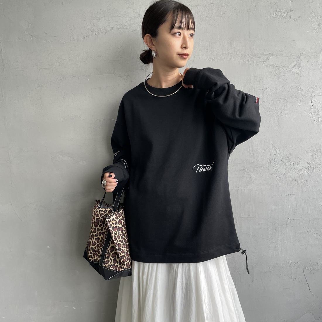JEANSFACTORY × NANGA [ジーンズファクトリー × ナンガ] 別注 ワンポイント刺繍ロゴ ドローコードスウェット [NW2507-JF] BLACK &&モデル身長：150cm 着用サイズ：S&&