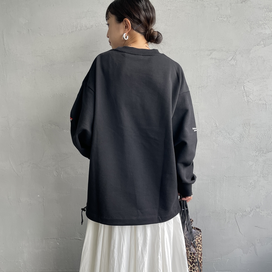 JEANSFACTORY × NANGA [ジーンズファクトリー × ナンガ] 別注 ワンポイント刺繍ロゴ ドローコードスウェット [NW2507-JF] BLACK &&モデル身長：150cm 着用サイズ：S&&