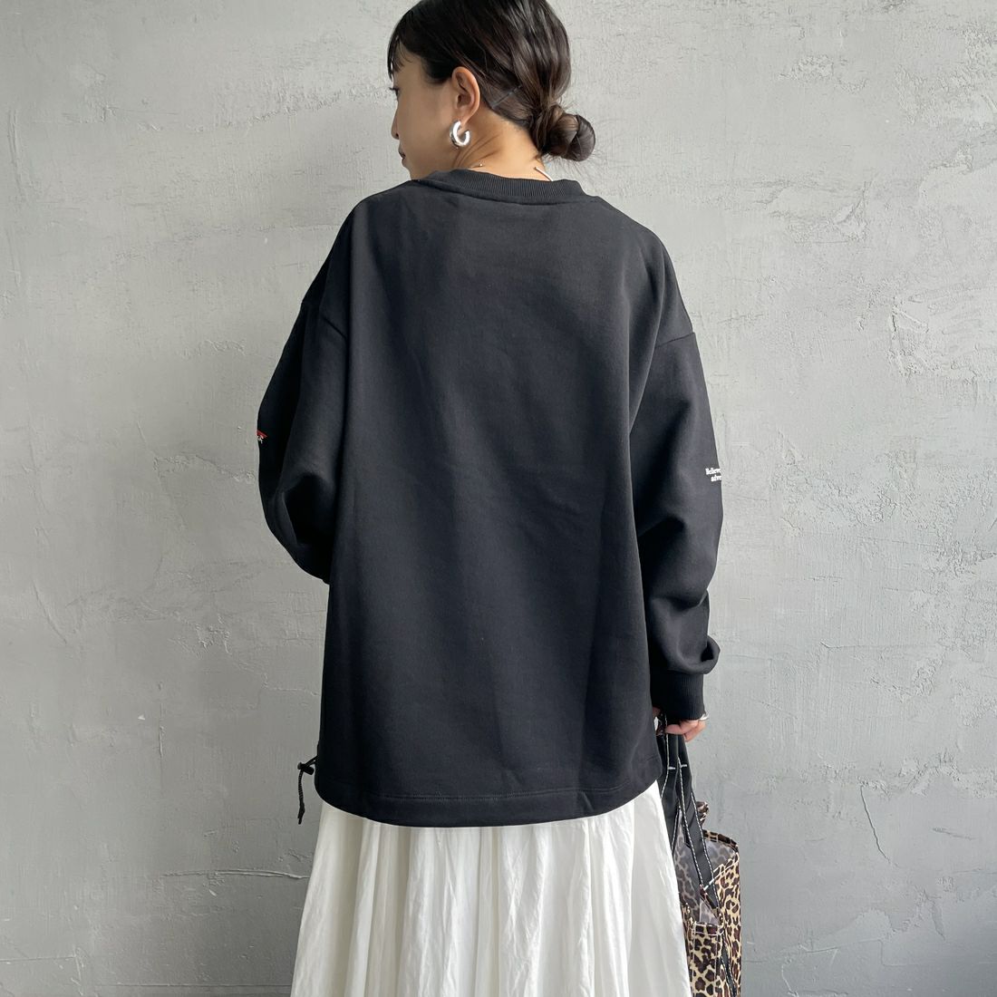 JEANSFACTORY × NANGA [ジーンズファクトリー × ナンガ] 別注 ワンポイント刺繍ロゴ ドローコードスウェット [NW2507-JF] BLACK &&モデル身長：150cm 着用サイズ：S&&