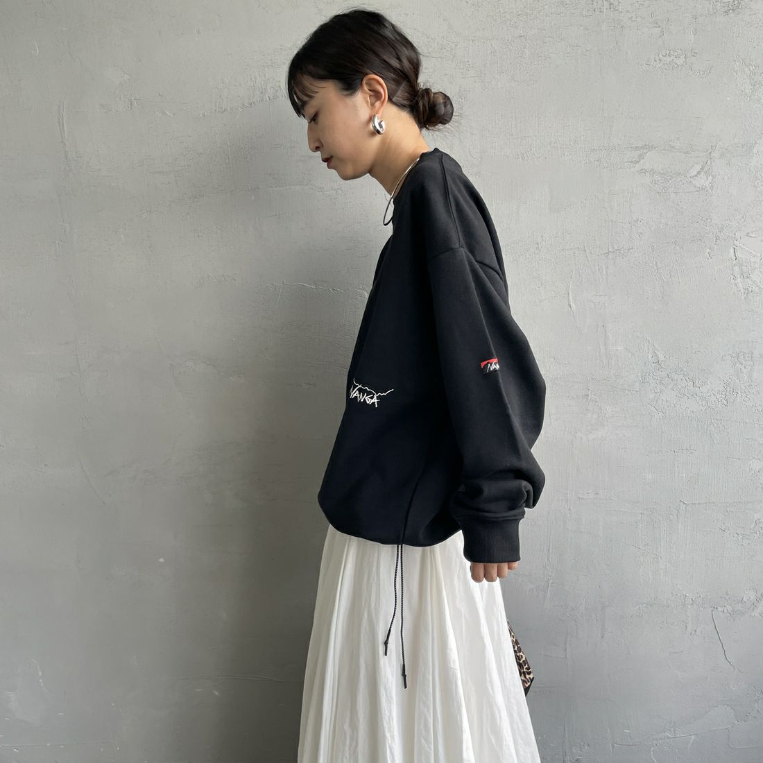 JEANSFACTORY × NANGA [ジーンズファクトリー × ナンガ] 別注 ワンポイント刺繍ロゴ ドローコードスウェット [NW2507-JF] BLACK &&モデル身長：150cm 着用サイズ：S&&