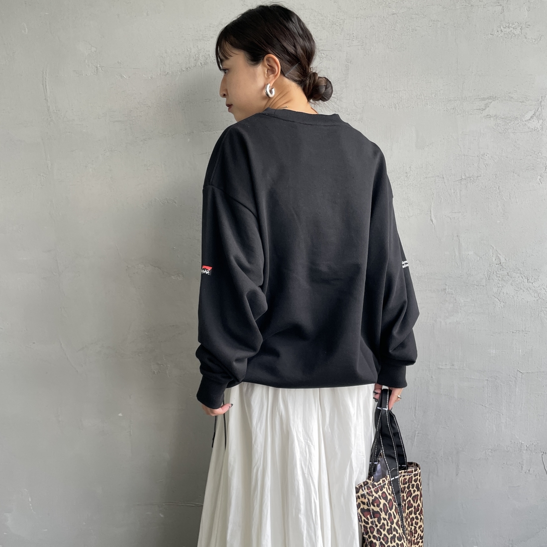 JEANSFACTORY × NANGA [ジーンズファクトリー × ナンガ] 別注 ワンポイント刺繍ロゴ ドローコードスウェット [NW2507-JF] BLACK &&モデル身長：150cm 着用サイズ：S&&