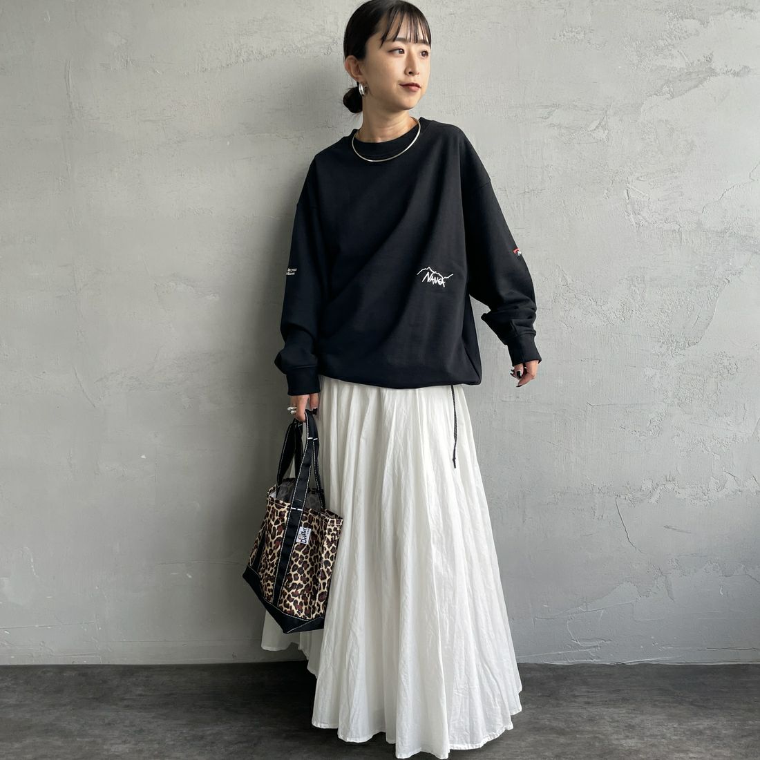 JEANSFACTORY × NANGA [ジーンズファクトリー × ナンガ] 別注 ワンポイント刺繍ロゴ ドローコードスウェット [NW2507-JF] BLACK &&モデル身長：150cm 着用サイズ：S&&