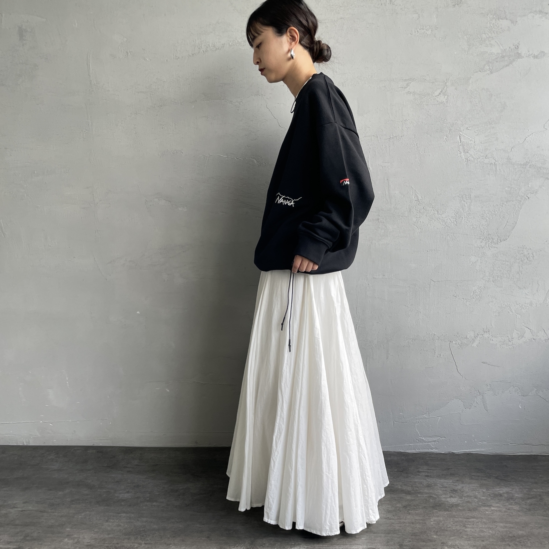JEANSFACTORY × NANGA [ジーンズファクトリー × ナンガ] 別注 ワンポイント刺繍ロゴ ドローコードスウェット [NW2507-JF] BLACK &&モデル身長：150cm 着用サイズ：S&&