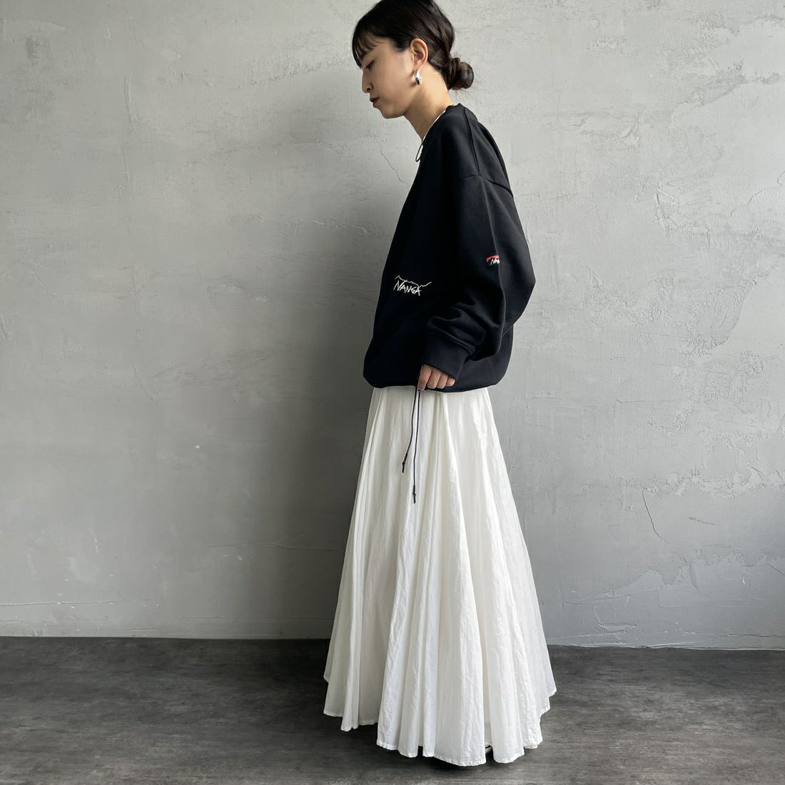 JEANSFACTORY × NANGA [ジーンズファクトリー × ナンガ] 別注 ワンポイント刺繍ロゴ ドローコードスウェット [NW2507-JF] BLACK &&モデル身長：150cm 着用サイズ：S&&