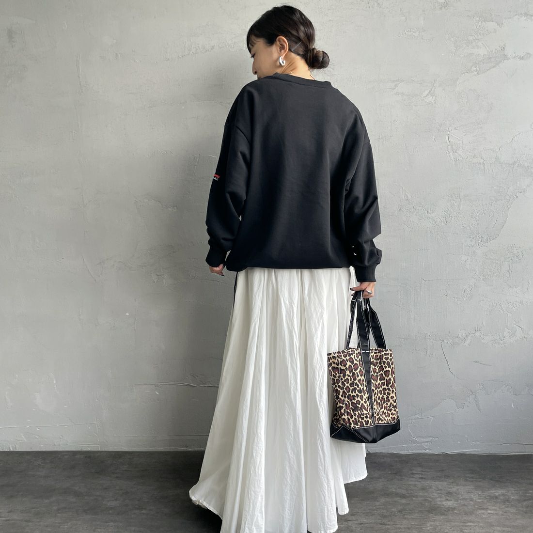 JEANSFACTORY × NANGA [ジーンズファクトリー × ナンガ] 別注 ワンポイント刺繍ロゴ ドローコードスウェット [NW2507-JF] BLACK &&モデル身長：150cm 着用サイズ：S&&