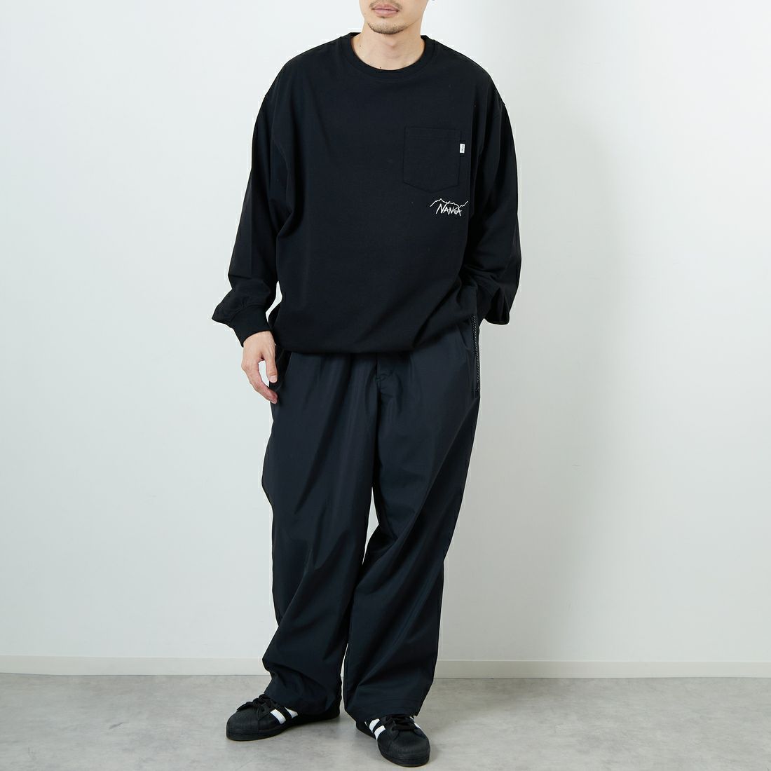 JEANSFACTORY × NANGA [ジーンズファクトリー × ナンガ] 別注 ドローコードポケット ロングスリーブTシャツ [NW2501-JF] BLACK &&モデル身長：168cm 着用サイズ：L&&
