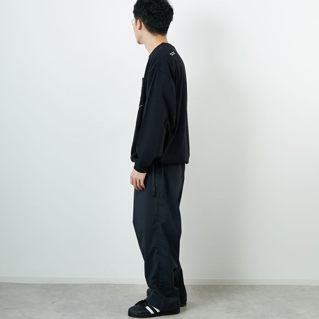 JEANSFACTORY × NANGA [ジーンズファクトリー × ナンガ] 別注 ドローコードポケット ロングスリーブTシャツ [NW2501-JF] BLACK &&モデル身長：168cm 着用サイズ：L&&
