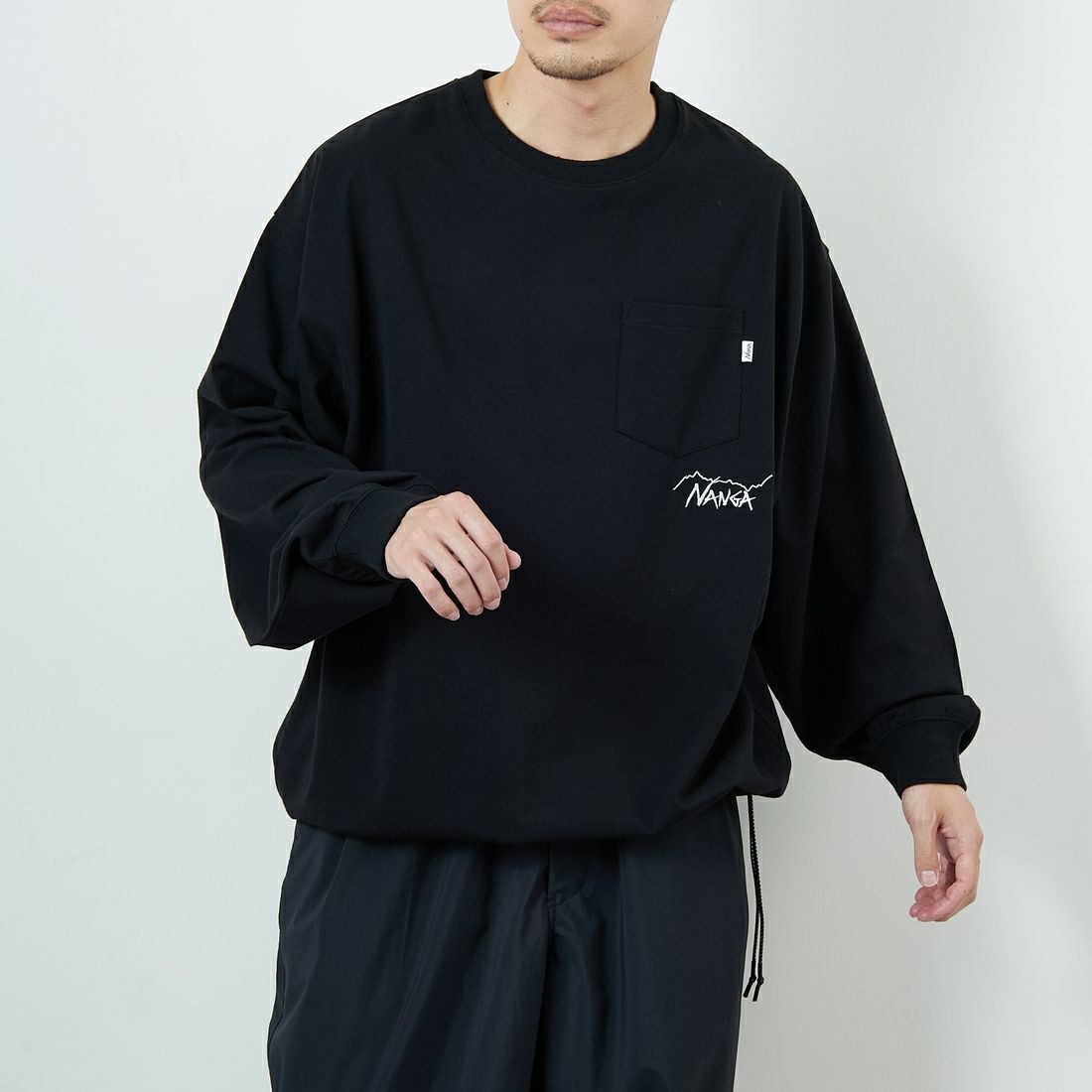 JEANSFACTORY × NANGA [ジーンズファクトリー × ナンガ] 別注 ドローコードポケット ロングスリーブTシャツ [NW2501-JF] BLACK &&モデル身長：168cm 着用サイズ：L&&