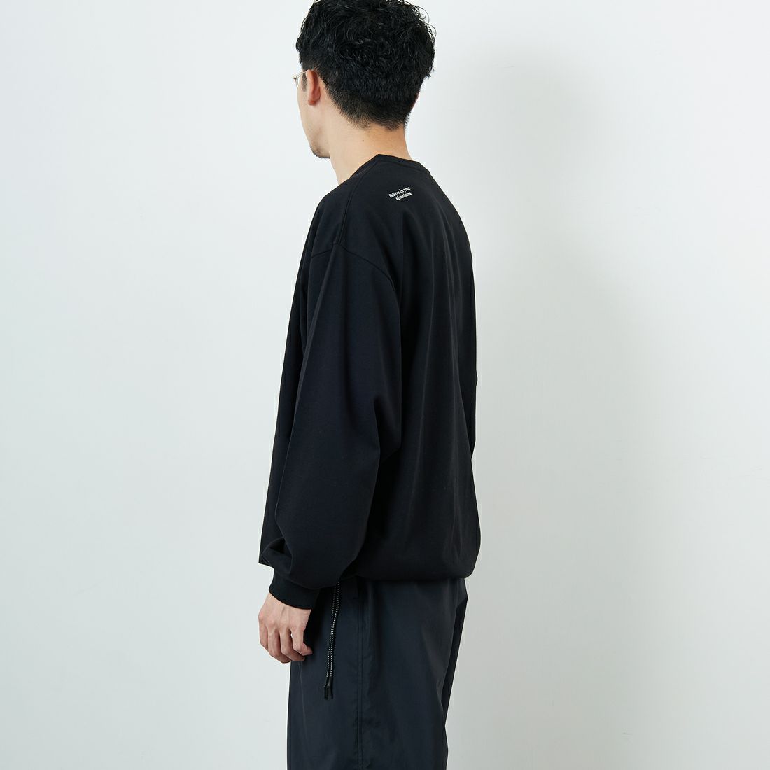 JEANSFACTORY × NANGA [ジーンズファクトリー × ナンガ] 別注 ドローコードポケット ロングスリーブTシャツ [NW2501-JF] BLACK &&モデル身長：168cm 着用サイズ：L&&