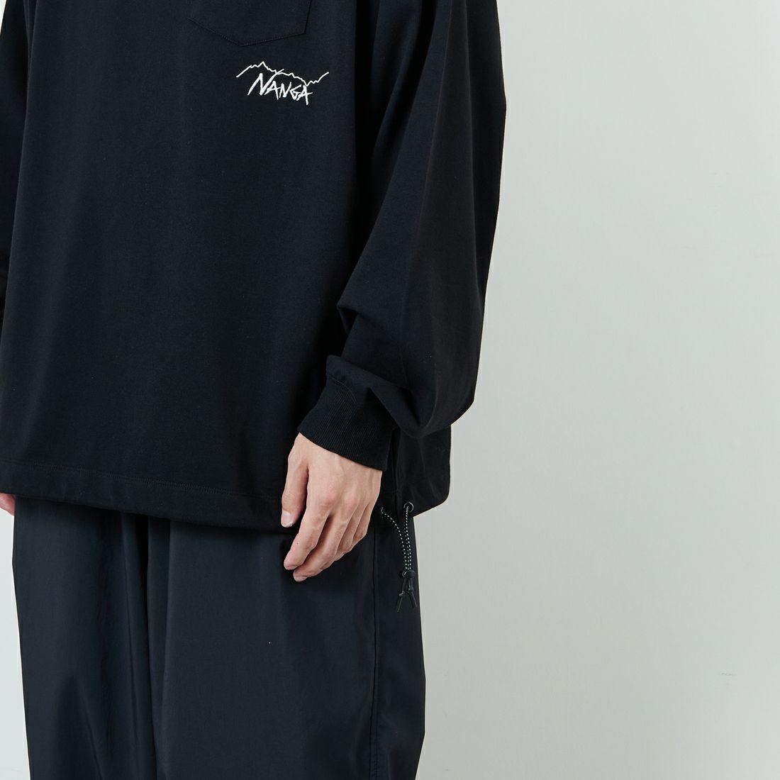 JEANSFACTORY × NANGA [ジーンズファクトリー × ナンガ] 別注 ドローコードポケット ロングスリーブTシャツ [NW2501-JF] BLACK &&モデル身長：168cm 着用サイズ：L&&