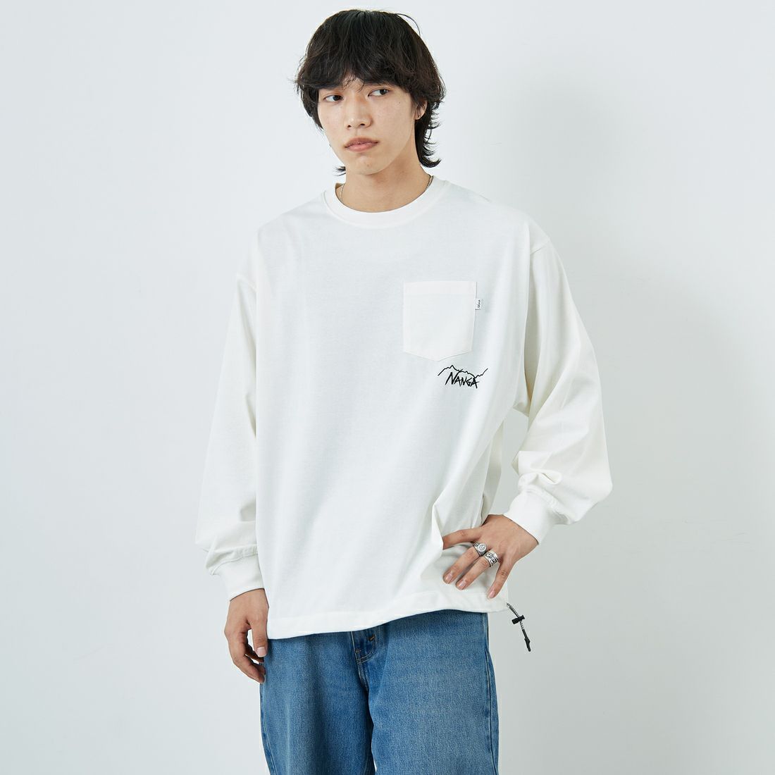 JEANSFACTORY × NANGA [ジーンズファクトリー × ナンガ] 別注 ドローコードポケット ロングスリーブTシャツ [NW2501-JF] WHITE &&モデル身長：179cm 着用サイズ：L&&