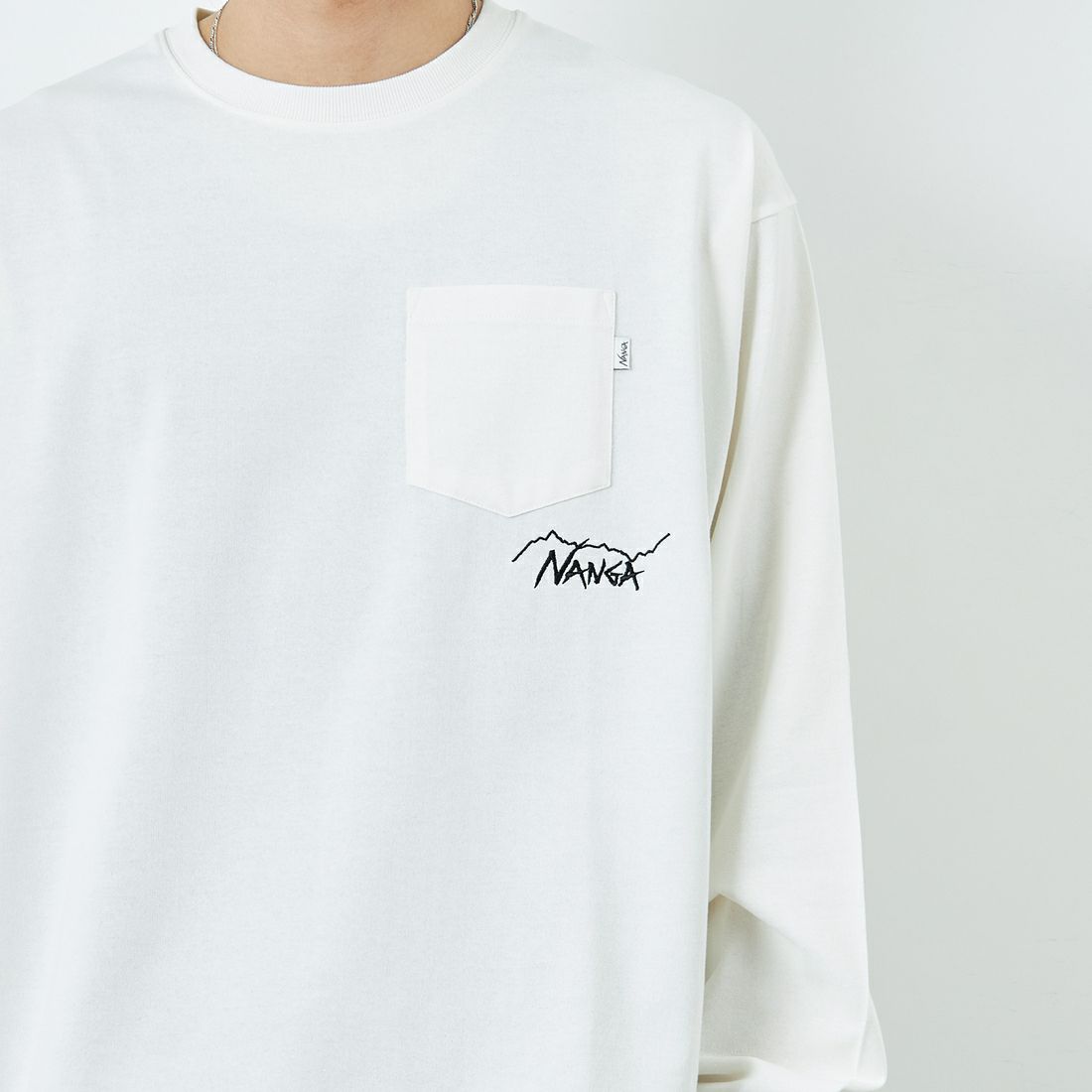 JEANSFACTORY × NANGA [ジーンズファクトリー × ナンガ] 別注 ドローコードポケット ロングスリーブTシャツ [NW2501-JF] WHITE &&モデル身長：179cm 着用サイズ：L&&