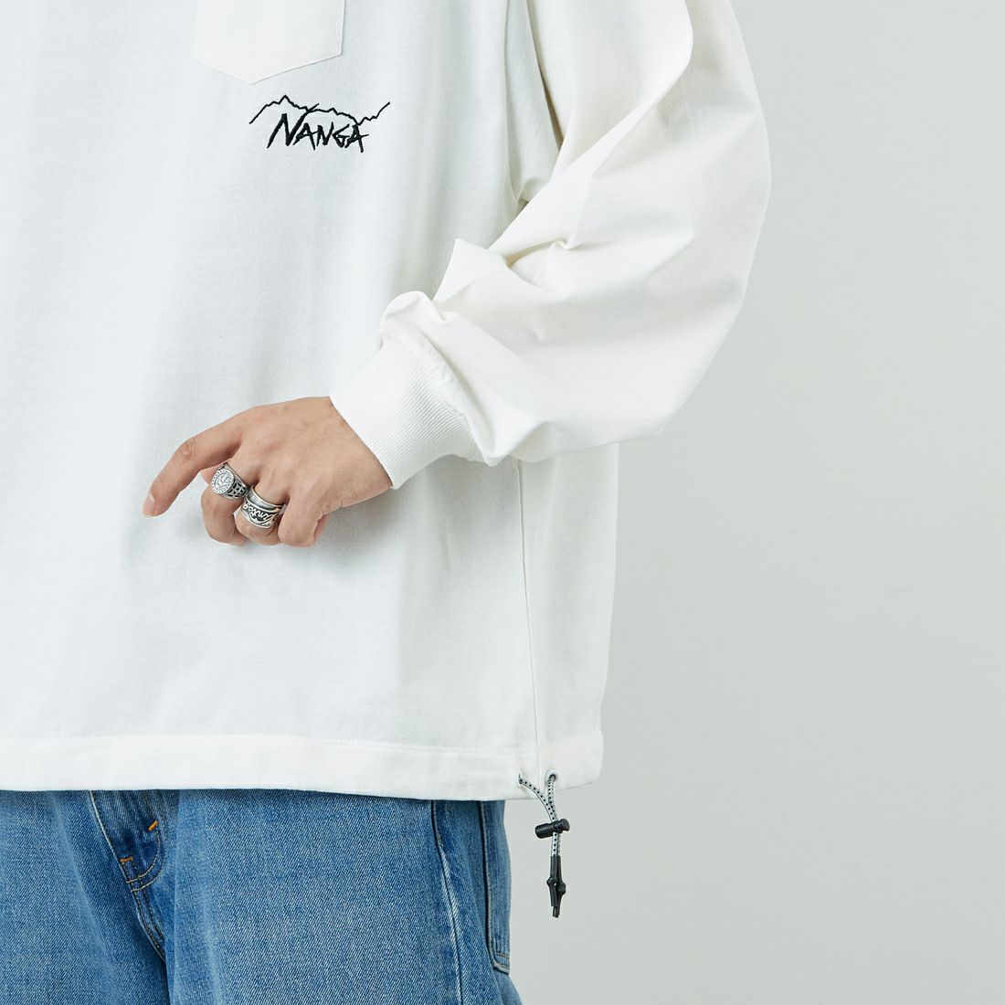JEANSFACTORY × NANGA [ジーンズファクトリー × ナンガ] 別注 ドローコードポケット ロングスリーブTシャツ [NW2501-JF] WHITE &&モデル身長：179cm 着用サイズ：L&&