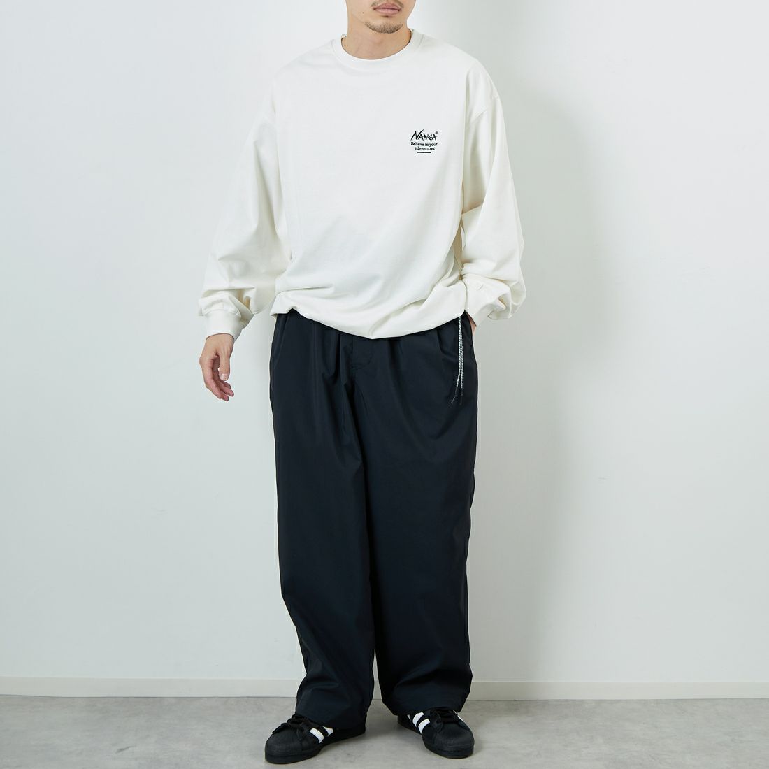 JEANSFACTORY × NANGA [ジーンズファクトリー × ナンガ] 別注 ブランドロゴ バックプリント ドローコード ロングスリーブTシャツ [NW2502-JF] WHITE &&モデル身長：168cm 着用サイズ：L&&