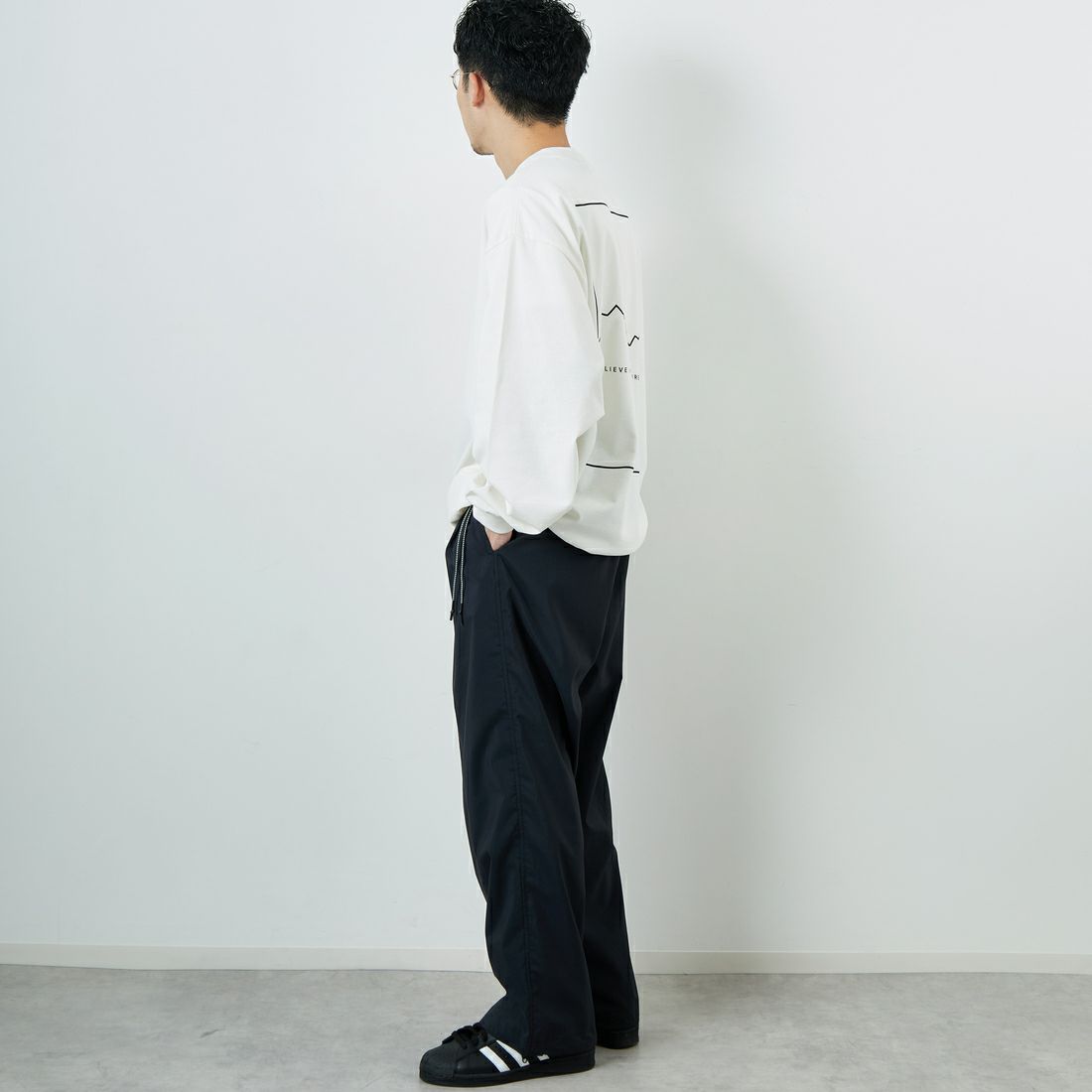 JEANSFACTORY × NANGA [ジーンズファクトリー × ナンガ] 別注 ブランドロゴ バックプリント ドローコード ロングスリーブTシャツ [NW2502-JF] WHITE &&モデル身長：168cm 着用サイズ：L&&