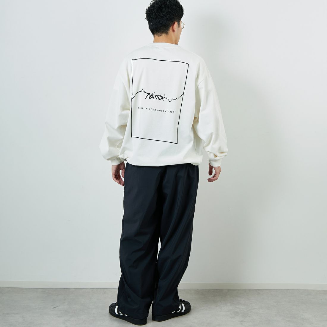 JEANSFACTORY × NANGA [ジーンズファクトリー × ナンガ] 別注 ブランドロゴ バックプリント ドローコード ロングスリーブTシャツ [NW2502-JF] WHITE &&モデル身長：168cm 着用サイズ：L&&