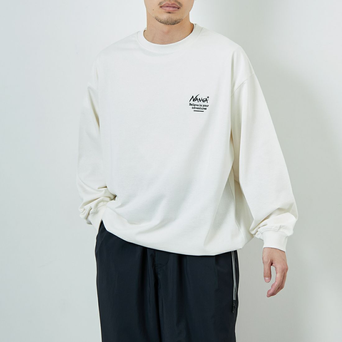 JEANSFACTORY × NANGA [ジーンズファクトリー × ナンガ] 別注 ブランドロゴ バックプリント ドローコード ロングスリーブTシャツ [NW2502-JF] WHITE &&モデル身長：168cm 着用サイズ：L&&