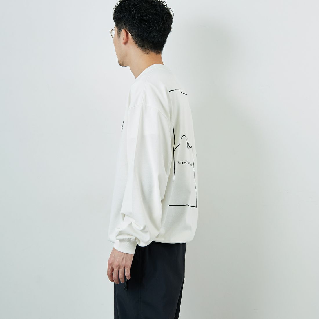 JEANSFACTORY × NANGA [ジーンズファクトリー × ナンガ] 別注 ブランドロゴ バックプリント ドローコード ロングスリーブTシャツ [NW2502-JF] WHITE &&モデル身長：168cm 着用サイズ：L&&