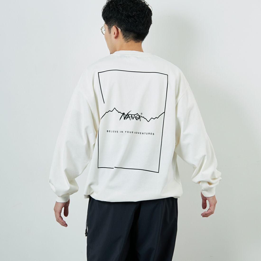 JEANSFACTORY × NANGA [ジーンズファクトリー × ナンガ] 別注 ブランドロゴ バックプリント ドローコード ロングスリーブTシャツ [NW2502-JF] WHITE &&モデル身長：168cm 着用サイズ：L&&