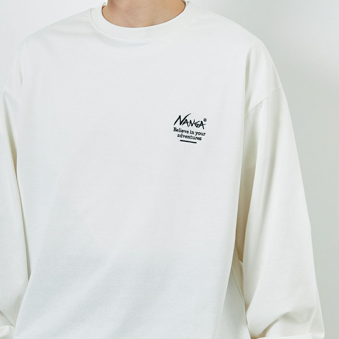 JEANSFACTORY × NANGA [ジーンズファクトリー × ナンガ] 別注 ブランドロゴ バックプリント ドローコード ロングスリーブTシャツ [NW2502-JF] WHITE &&モデル身長：168cm 着用サイズ：L&&