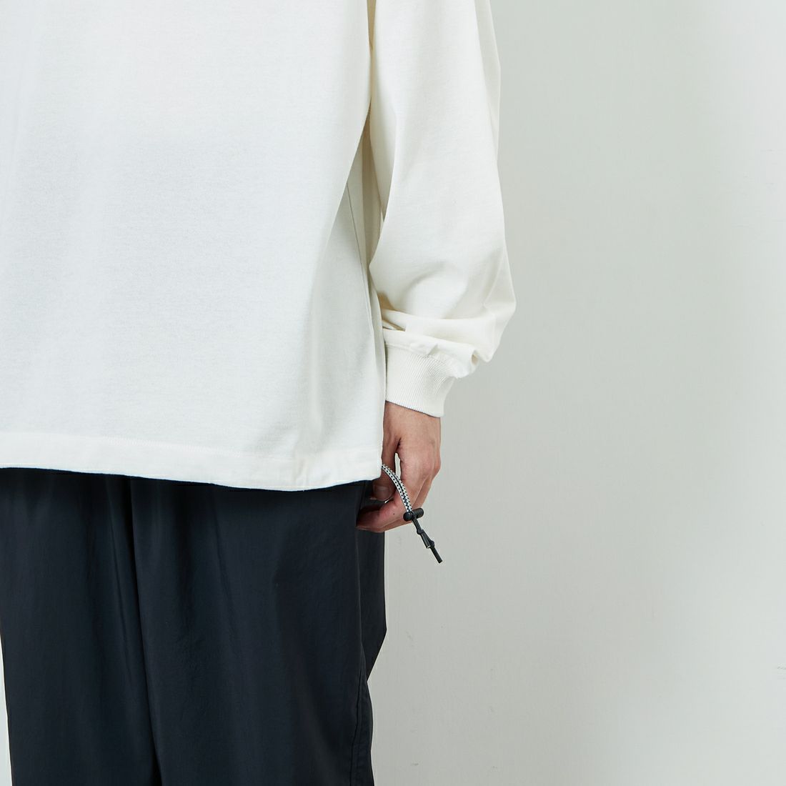 JEANSFACTORY × NANGA [ジーンズファクトリー × ナンガ] 別注 ブランドロゴ バックプリント ドローコード ロングスリーブTシャツ [NW2502-JF] WHITE &&モデル身長：168cm 着用サイズ：L&&