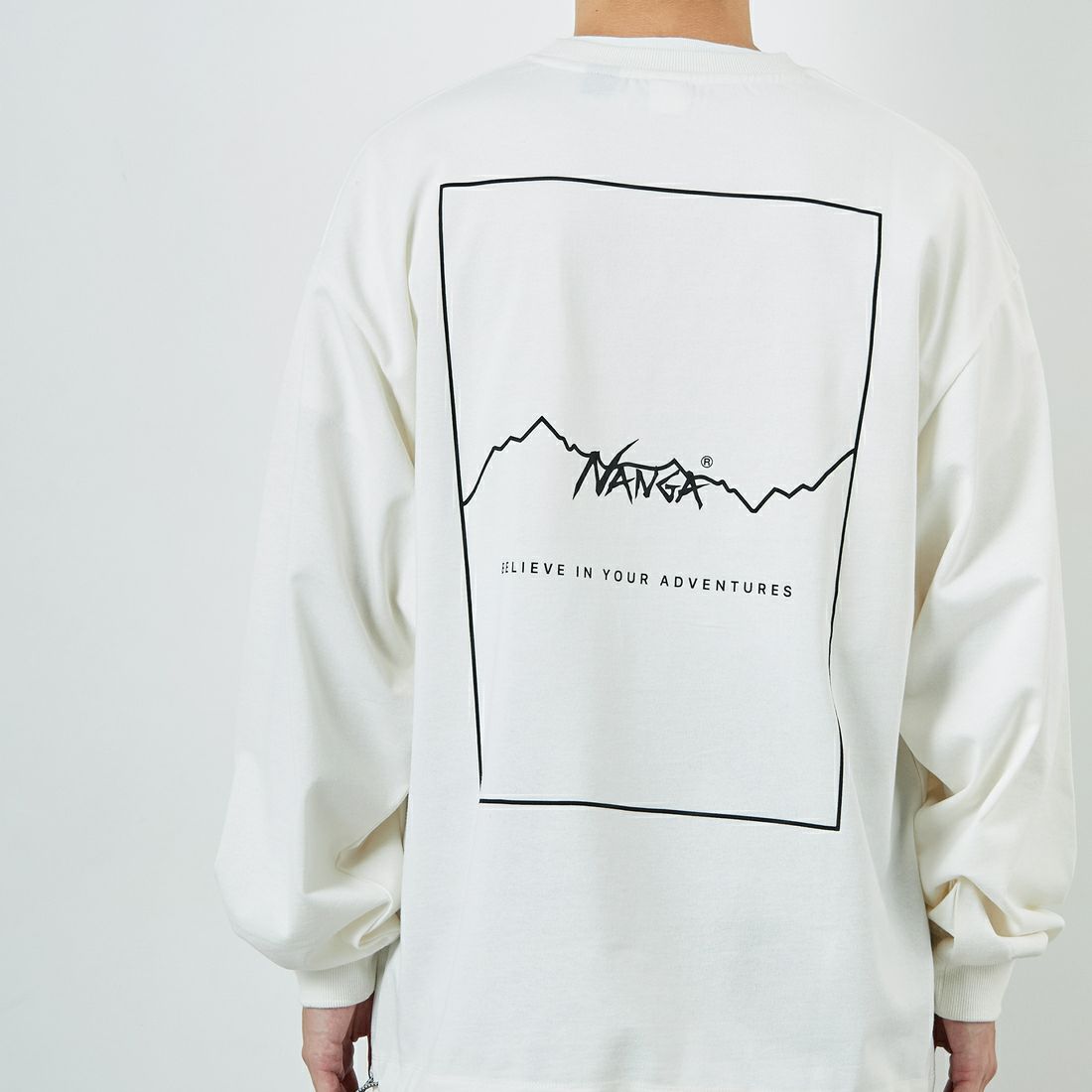 JEANSFACTORY × NANGA [ジーンズファクトリー × ナンガ] 別注 ブランドロゴ バックプリント ドローコード ロングスリーブTシャツ [NW2502-JF] WHITE &&モデル身長：168cm 着用サイズ：L&&