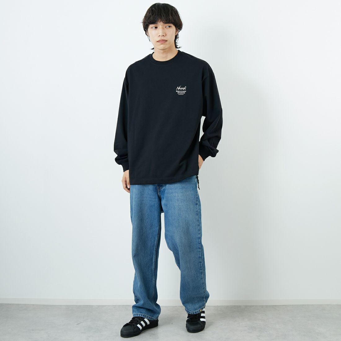 JEANSFACTORY × NANGA [ジーンズファクトリー × ナンガ] 別注 ブランドロゴ バックプリント ドローコード ロングスリーブTシャツ [NW2502-JF] BLACK &&モデル身長：179cm 着用サイズ：L&&
