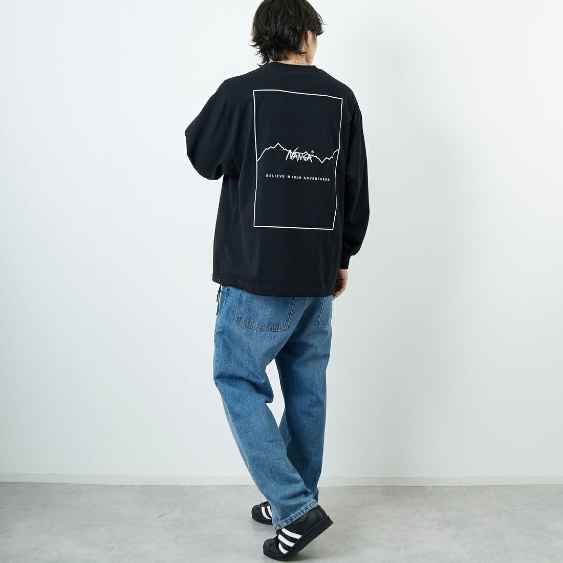 JEANSFACTORY × NANGA [ジーンズファクトリー × ナンガ] 別注 ブランドロゴ バックプリント ドローコード ロングスリーブTシャツ [NW2502-JF] BLACK &&モデル身長：179cm 着用サイズ：L&&
