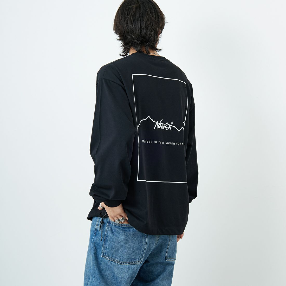 JEANSFACTORY × NANGA [ジーンズファクトリー × ナンガ] 別注 ブランドロゴ バックプリント ドローコード ロングスリーブTシャツ [NW2502-JF] BLACK &&モデル身長：179cm 着用サイズ：L&&