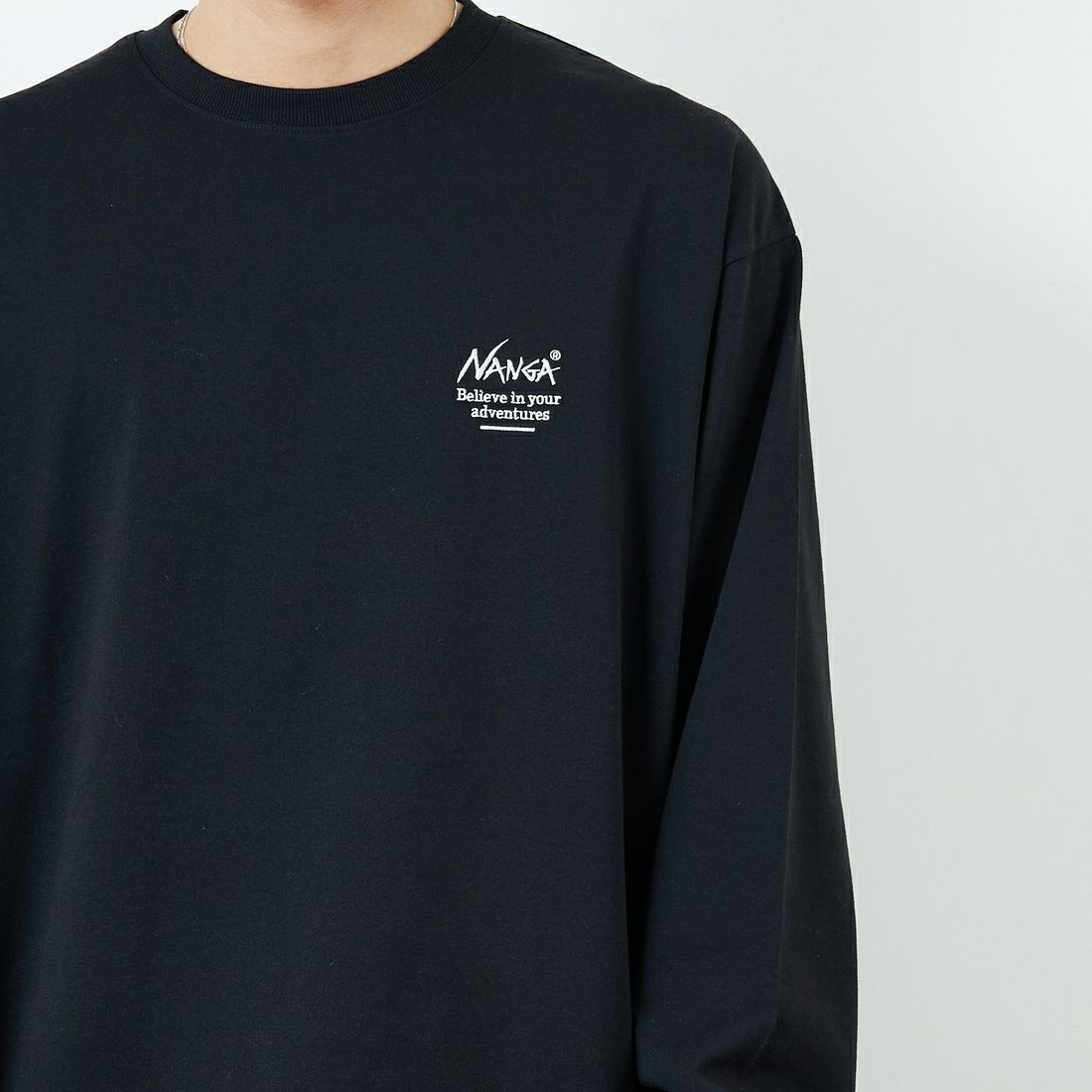 JEANSFACTORY × NANGA [ジーンズファクトリー × ナンガ] 別注 ブランドロゴ バックプリント ドローコード ロングスリーブTシャツ [NW2502-JF] BLACK &&モデル身長：179cm 着用サイズ：L&&