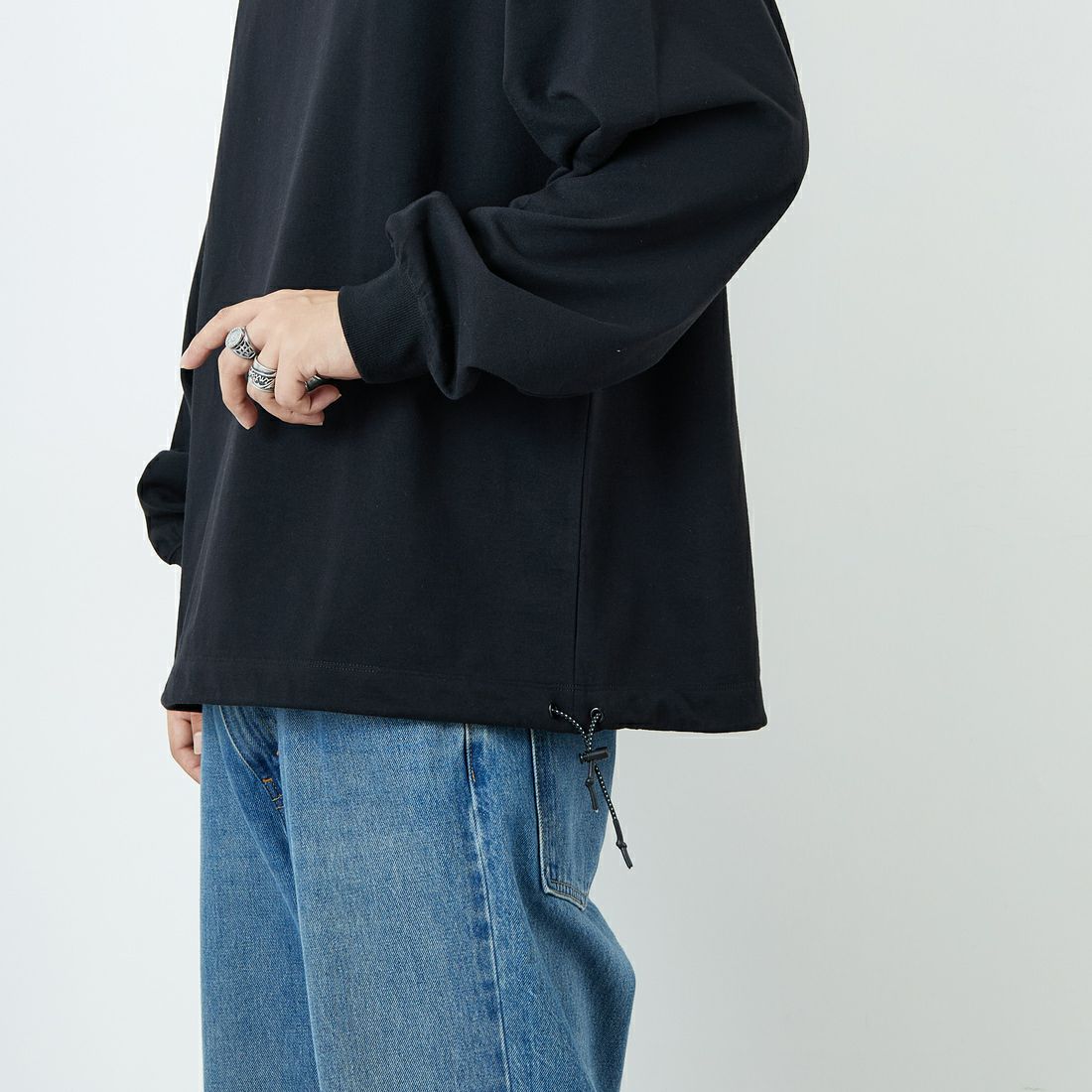 JEANSFACTORY × NANGA [ジーンズファクトリー × ナンガ] 別注 ブランドロゴ バックプリント ドローコード ロングスリーブTシャツ [NW2502-JF] BLACK &&モデル身長：179cm 着用サイズ：L&&
