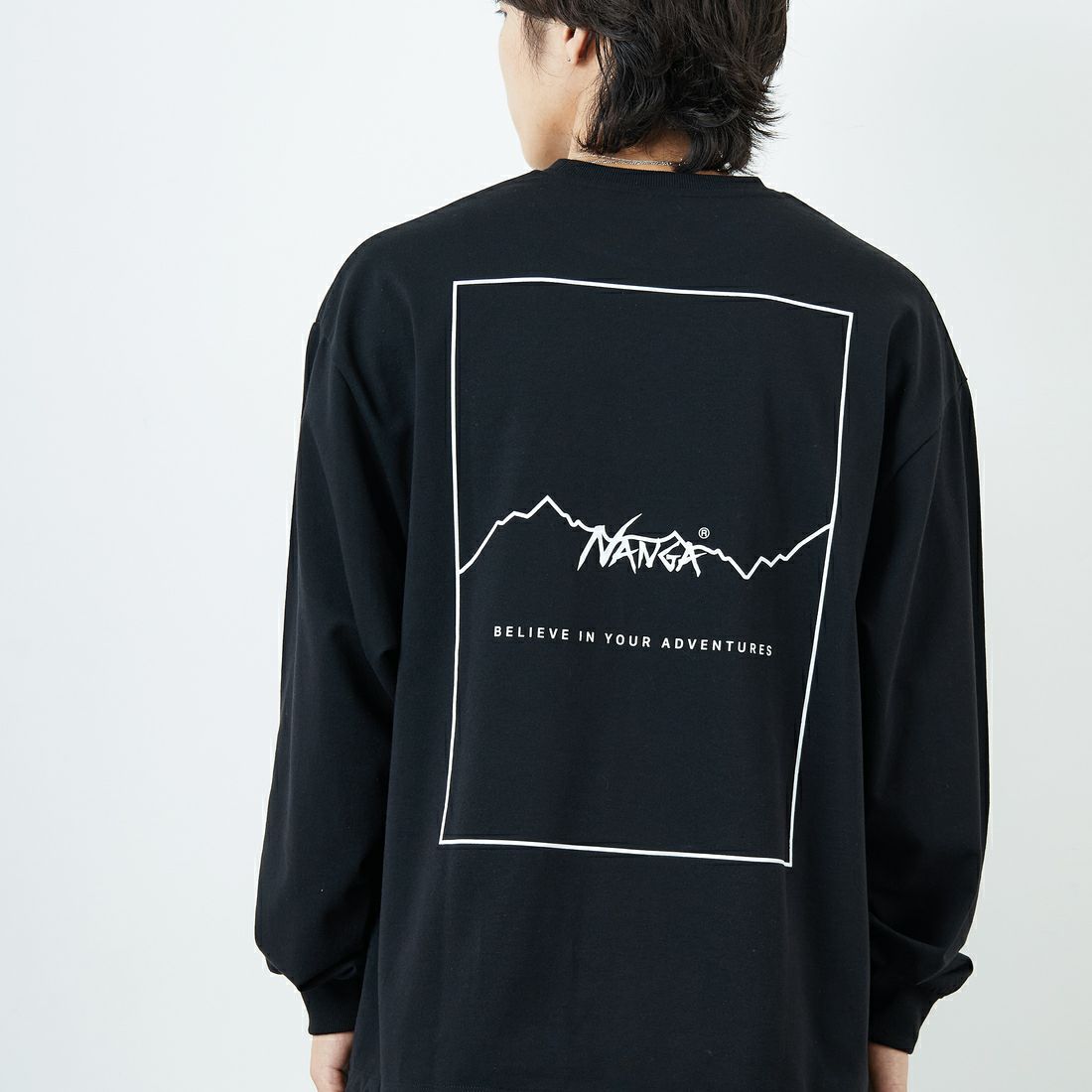 JEANSFACTORY × NANGA [ジーンズファクトリー × ナンガ] 別注 ブランドロゴ バックプリント ドローコード ロングスリーブTシャツ [NW2502-JF] BLACK &&モデル身長：179cm 着用サイズ：L&&