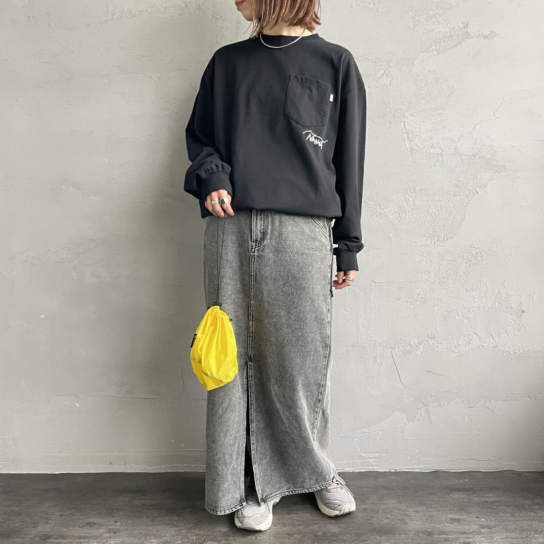 JEANSFACTORY × NANGA [ジーンズファクトリー × ナンガ] 別注 ドローコードポケット ロングスリーブTシャツ [NW2501-JF] BLACK &&モデル身長：158cm 着用サイズ：S&&