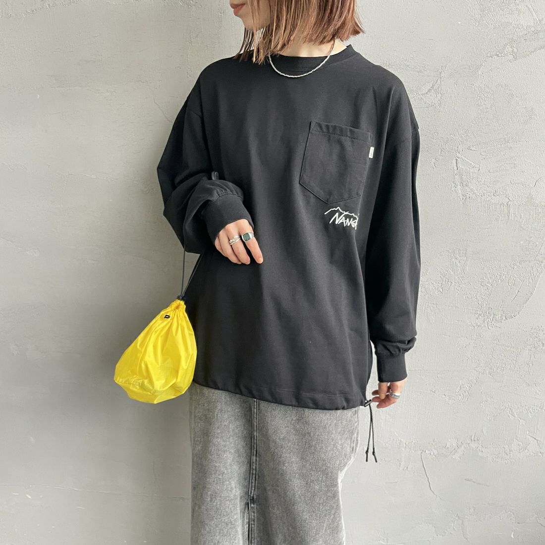JEANSFACTORY × NANGA [ジーンズファクトリー × ナンガ] 別注 ドローコードポケット ロングスリーブTシャツ [NW2501-JF] BLACK &&モデル身長：158cm 着用サイズ：S&&