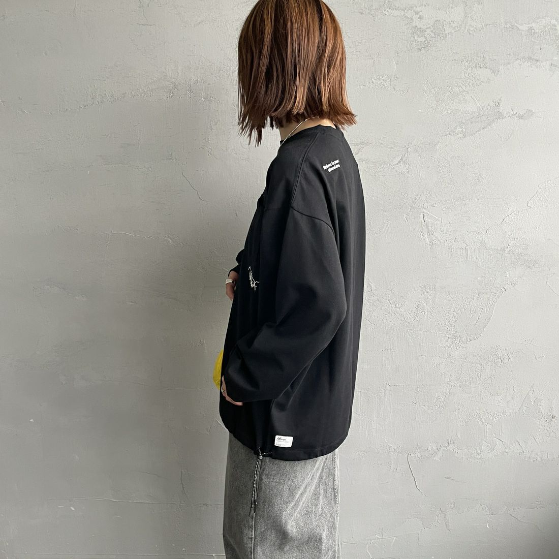 JEANSFACTORY × NANGA [ジーンズファクトリー × ナンガ] 別注 ドローコードポケット ロングスリーブTシャツ [NW2501-JF] BLACK &&モデル身長：158cm 着用サイズ：S&&