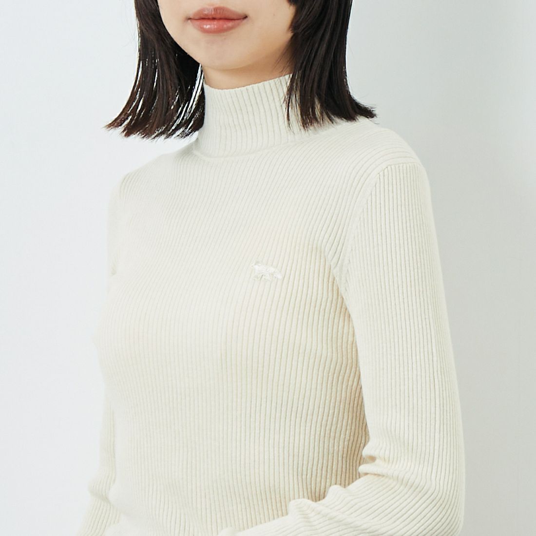 MAISON KITSUNE [メゾン キツネ] ベビーフォックス ファインウールリブタートルネックジャンパー [PW00809KT1155] 0383 ECRU &&モデル身長：162cm 着用サイズ：S&&