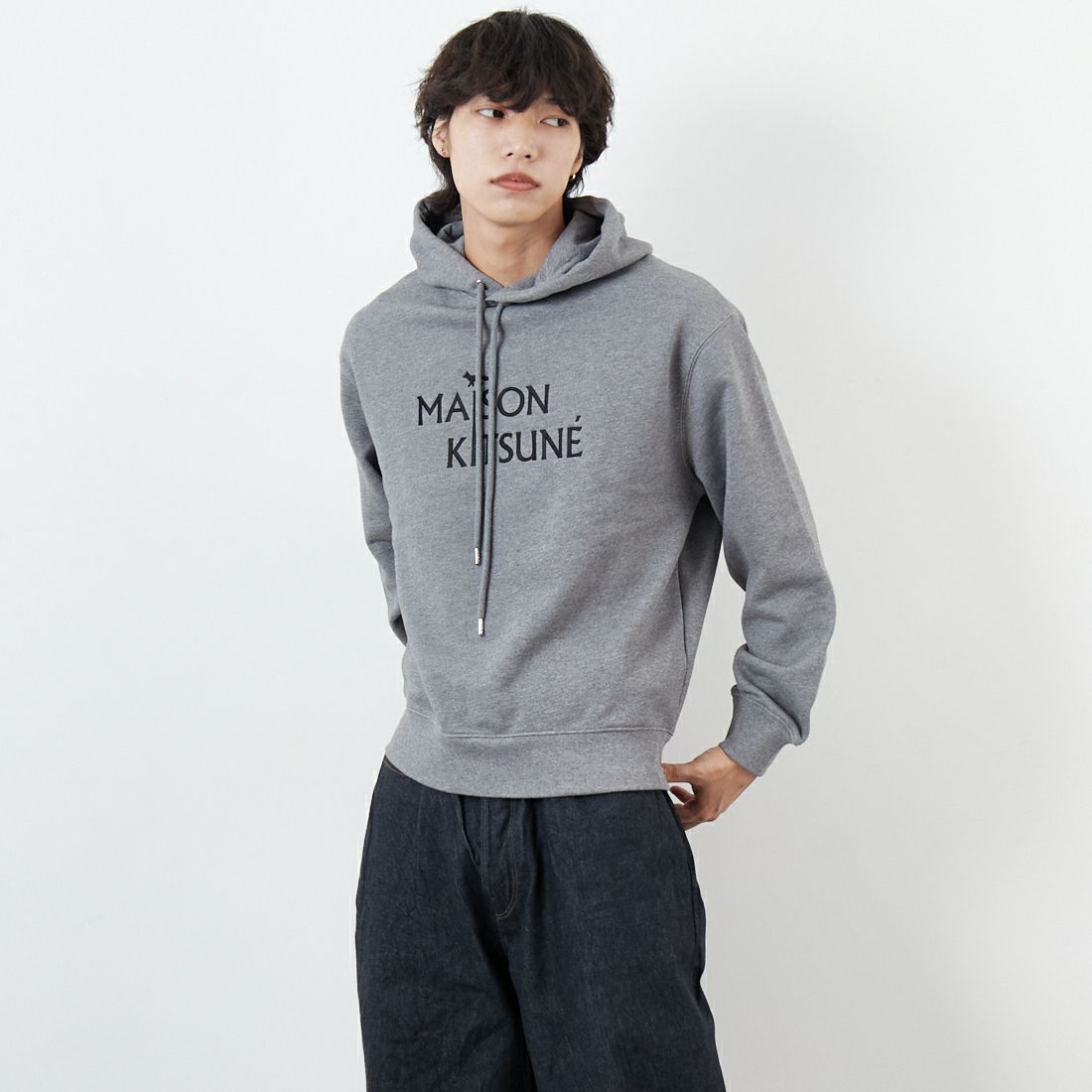 MAISON KITSUNE [メゾン キツネ] PILLAR コンフォートフーディ [PM00701KM0341] H131 M.GRE &&モデル身長：179cm 着用サイズ：S&&