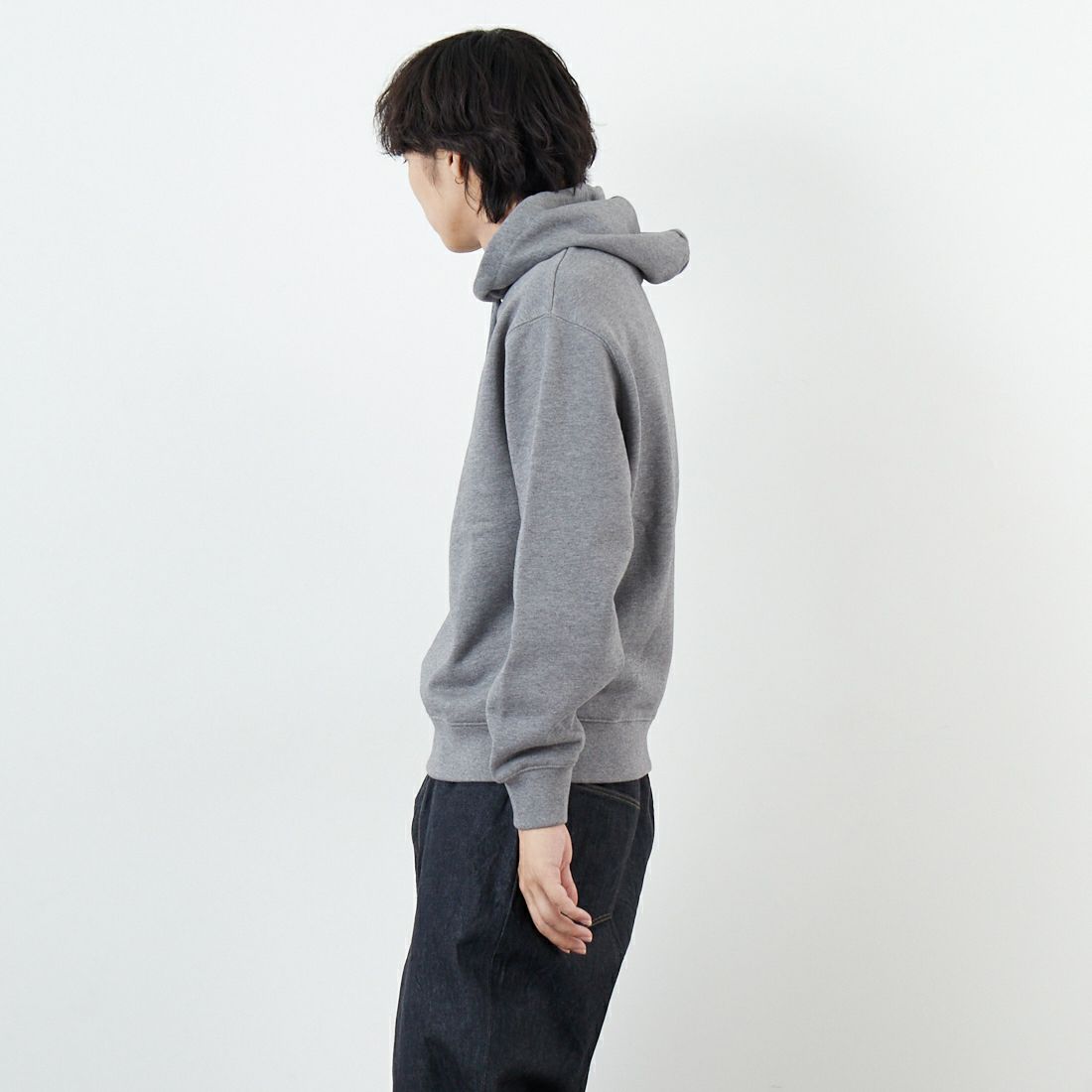 MAISON KITSUNE [メゾン キツネ] PILLAR コンフォートフーディ [PM00701KM0341] H131 M.GRE &&モデル身長：179cm 着用サイズ：S&&
