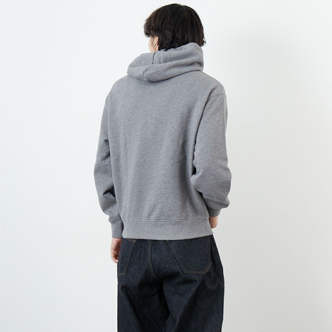 MAISON KITSUNE [メゾン キツネ] PILLAR コンフォートフーディ [PM00701KM0341] H131 M.GRE &&モデル身長：179cm 着用サイズ：S&&