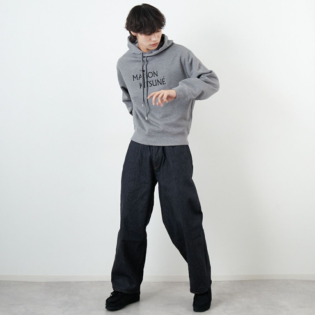 MAISON KITSUNE [メゾン キツネ] PILLAR コンフォートフーディ [PM00701KM0341] H131 M.GRE &&モデル身長：179cm 着用サイズ：S&&